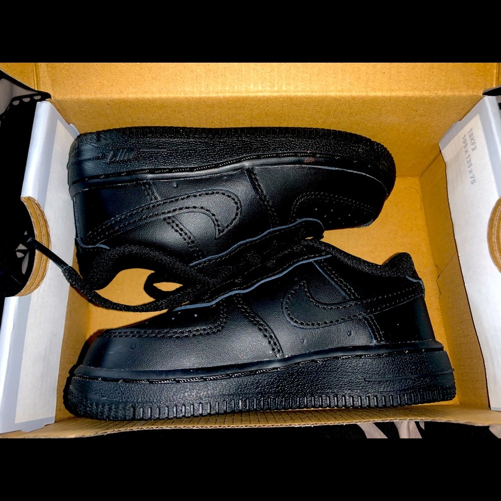 Black Nike Force 1